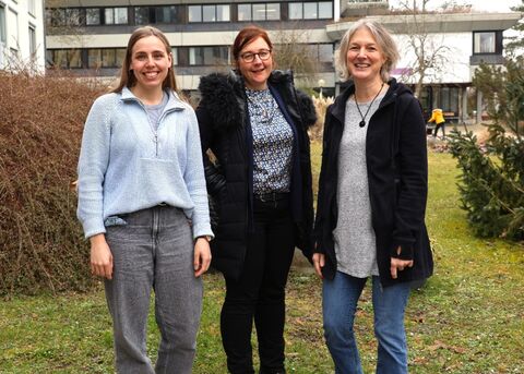 Sie freuen sich über das Zustandekommen der Kooperation zum Wohle der jungen Rehabilitanden (v.l.n.r.): Leonie Kogel und Dr. Julia Büttner-Kunert von der LMU München sowie Christina Möhrle von der Logopädie-Abteilung des Hegau-Jugendwerks. Bild: Andrea Jagode